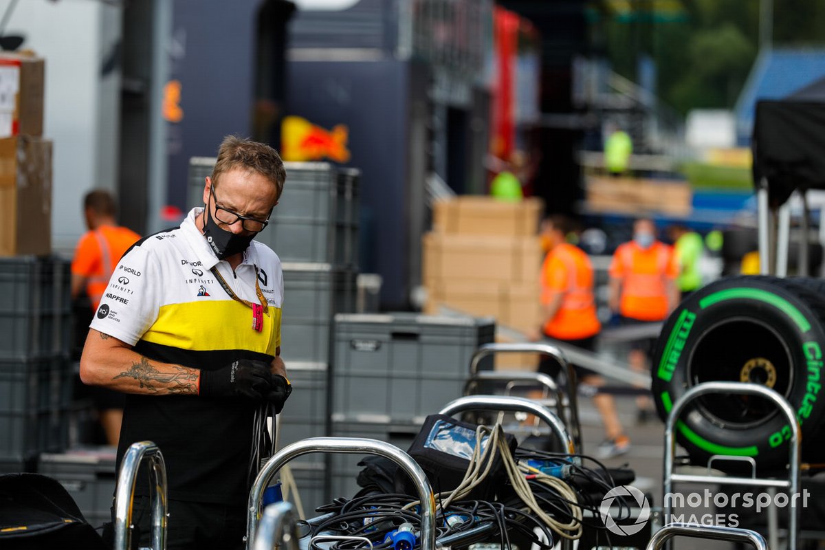 Un miembro del equipo de Renault empaca el equipo en el paddock