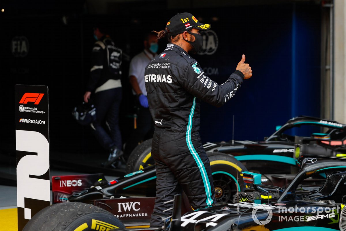 Ganador Lewis Hamilton, Mercedes-AMG Petronas F1 en parc ferme