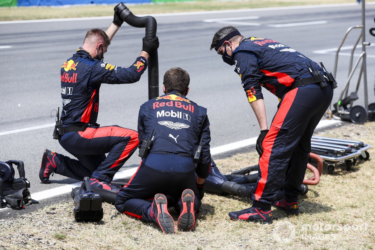 Механики Red Bull Racing на стартовой решетке