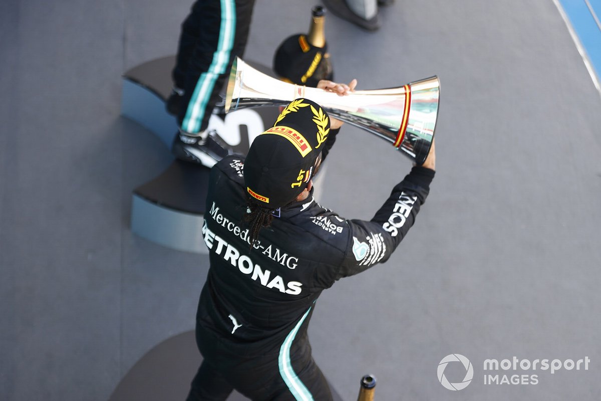 Lewis Hamilton, Mercedes-AMG Petronas F1, festeggia sul podio