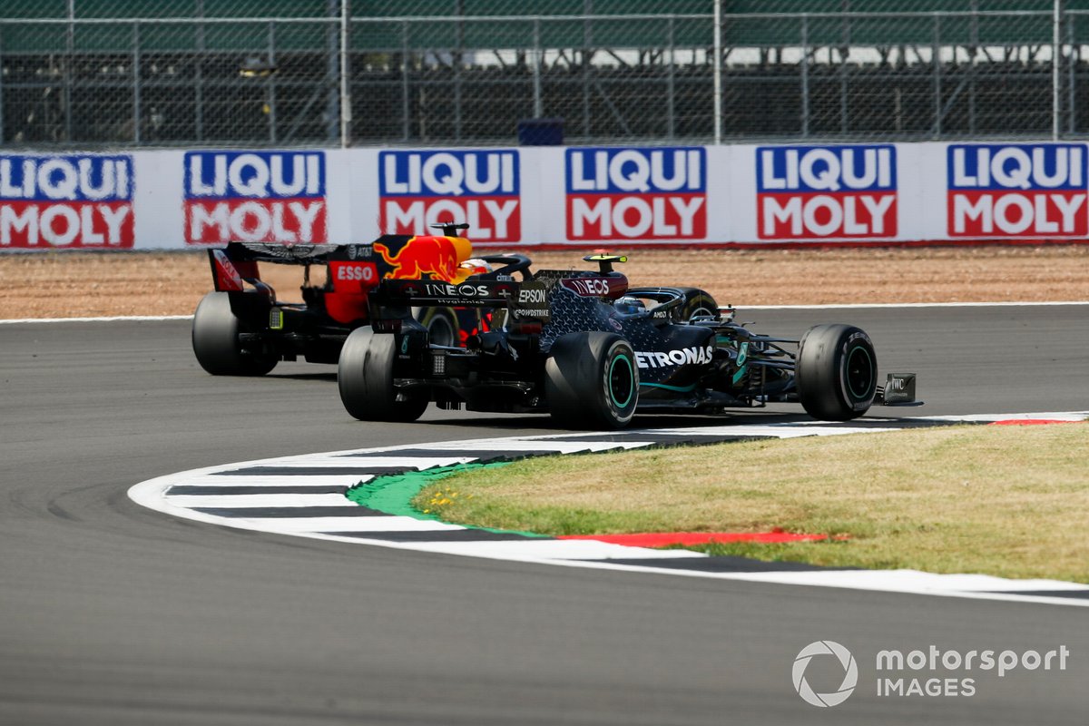 Valtteri Bottas, Mercedes F1 W11 e Max Verstappen, Red Bull Racing RB16 in battaglia per il primo posto in gara
