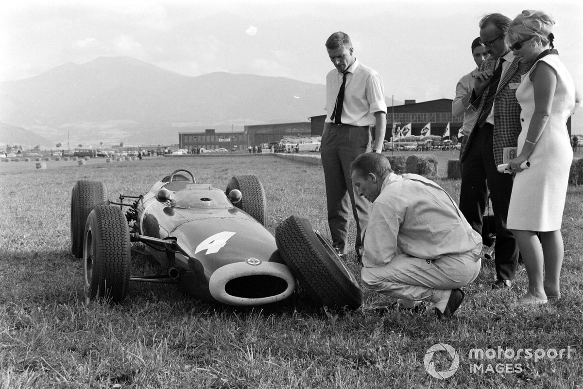 Richie Ginther, BRM P261, con su monoplaza dañado durante la práctica