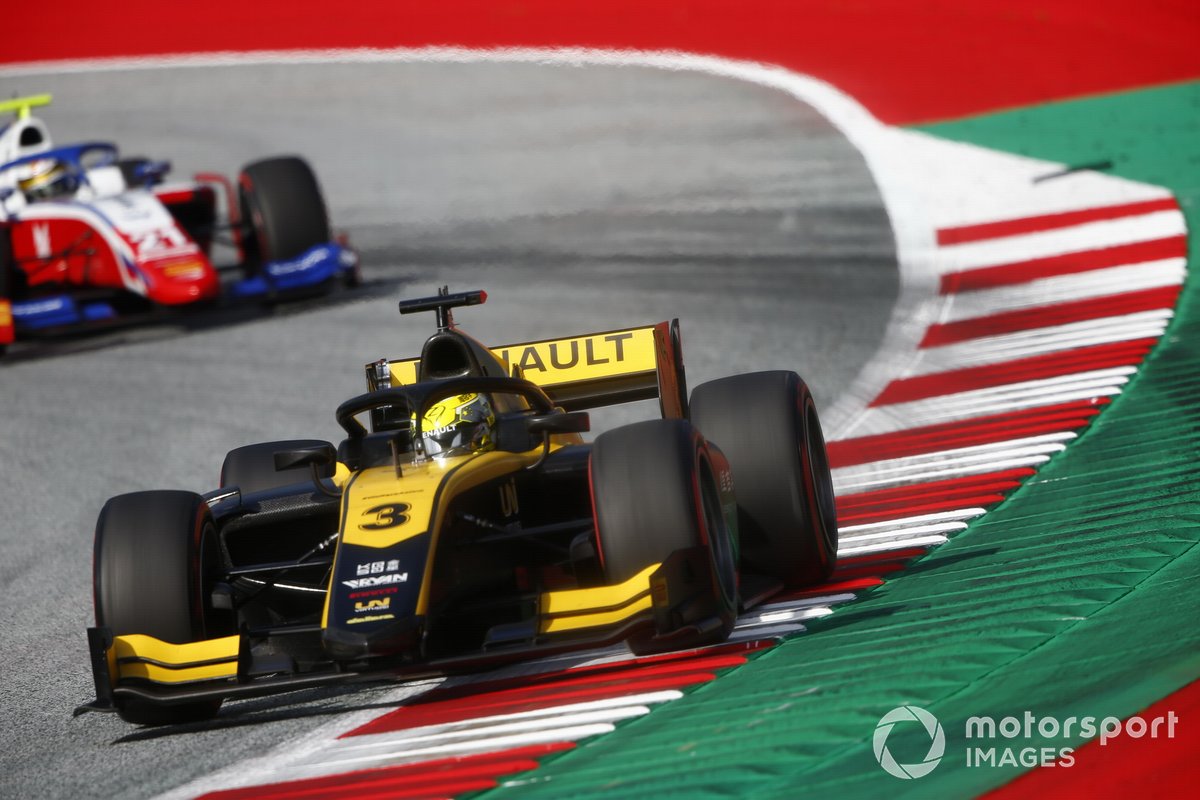 Guanyu Zhou, UNI-Virtuosi, leads Robert Shwartzman, Prema Racing