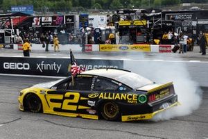 Brad Keselowski, Team Penske, Western Star/Alliance Parts Ford Mustang celeb rates his win