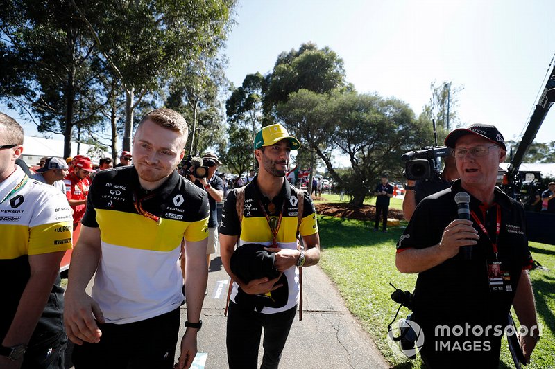 Daniel Ricciardo, Renault F1 Team, arrive sur le circuit