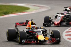 Daniel Ricciardo, Red Bull Racing RB13, devant Romain Grosjean, Haas F1 Team VF-17