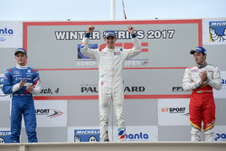 Podio Gara 2: il vincitore della gara Harrison Scott, RP Motorsport; il secondo classificato Nikita Troitskiy, Drivex; il terzo classificato Thiago Vivacqua, Campos Racing