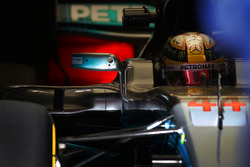 Lewis Hamilton, Mercedes AMG F1 W08, dans le garage
