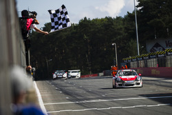 Damalı bayrak: Yarış galibi Ayhancan Güven, Porsche 911 GT3, Attempto Racing