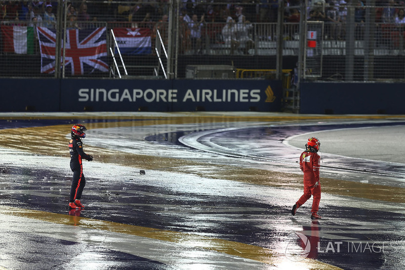 Kimi Raikkonen, Ferrari y Max Verstappen, Red Bull Racing caminan después del choque