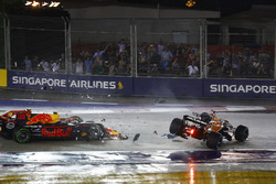 Fernando Alonso, McLaren MCL32 involved in the collision, Max Verstappen, Red Bull Racing RB13 anDri