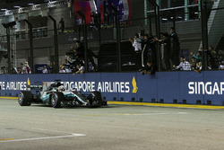 Sieger Lewis Hamilton, Mercedes AMG F1 W08 fährt über die Ziellinie
