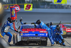 Elliott Sadler, JR Motorsports Chevrolet makes a pit stop