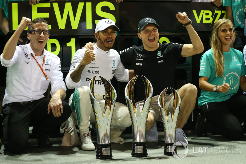 Ganador, Lewis Hamilton, Mercedes AMG F1, tercero, Valtteri Bottas, Mercedes AMG F1 celebran con el