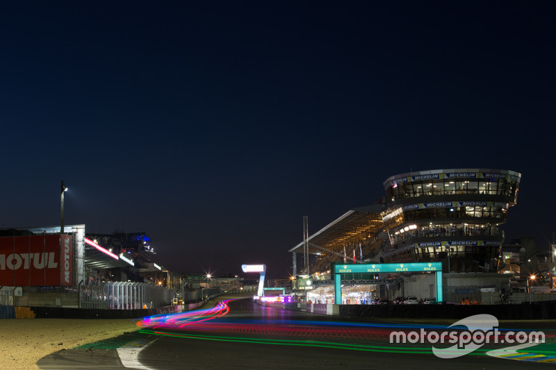 23. Renn-Action in Le Mans bei Nacht