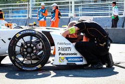 Ajustements sur la voiture de Loic Duval, Dragon Racing