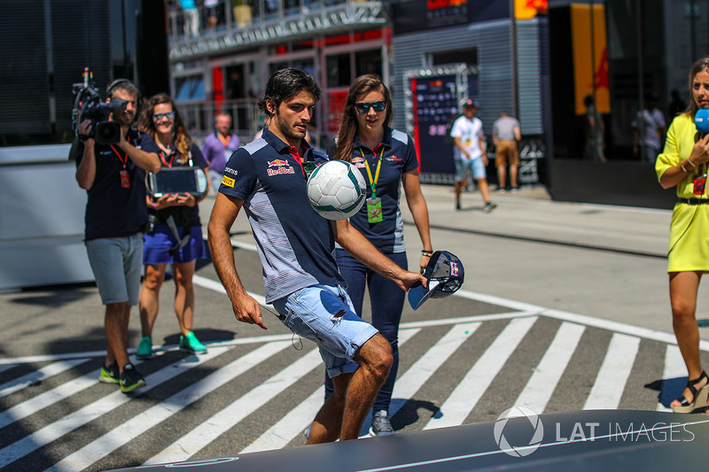 Carlos Sainz Jr., Scuderia Toro Rosso playing football