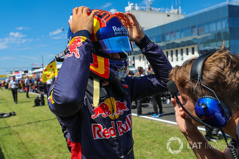 Carlos Sainz Jr., Scuderia Toro Rosso STR12 en la parrilla