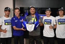 Lin Jarvis, directeur général Yamaha Factory Racing, et Alessio Salucci, directeur de la VR46 Riders Academy, avec des participants au 4e Yamaha VR46 Master Camp