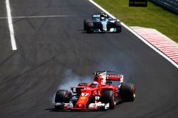 Kimi Raikkonen, Ferrari SF70H, locks-up ahead of Valtteri Bottas, Mercedes AMG F1 W08