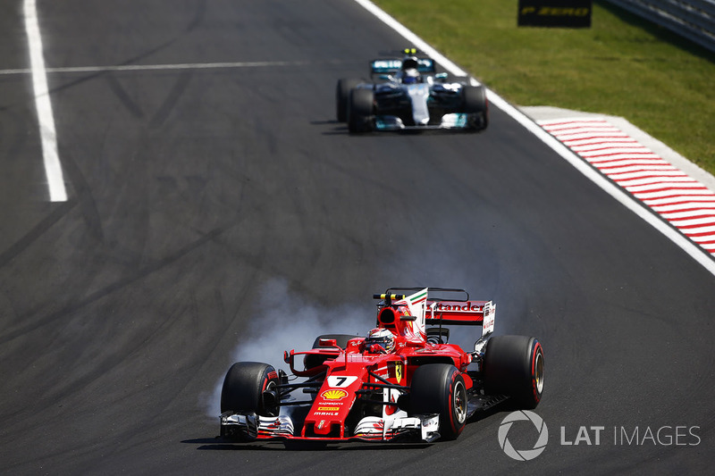 Kimi Raikkonen, Ferrari SF70H, Valtteri Bottas, Mercedes AMG F1 W08