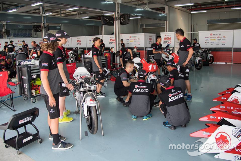 Suasana di pit box