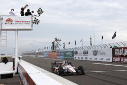 Sébastien Bourdais, Dale Coyne Racing Honda, crosses the finish line under the checkered flag for the win