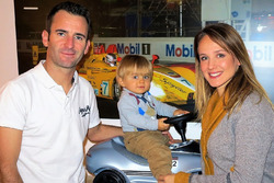 Romain Dumas et son épouse Elysia avec leur fils Gabin dans leur maison d'Arzier