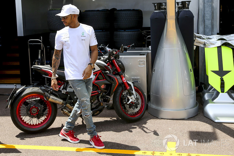 Льюіс Хемілтон, Mercedes AMG F1, і мотоцикл