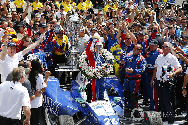 Takuma Sato, Andretti Autosport Honda celebrates with milk in victory lane