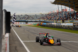 Neil Verhagen wint de race