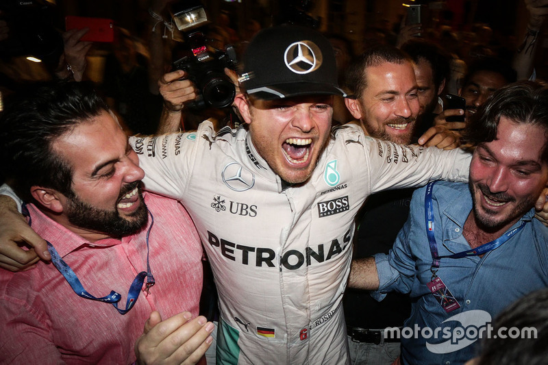 Нико Росберг, Mercedes AMG F1, в окружении команды