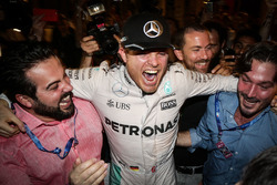 Нико Росберг, Mercedes AMG F1, в окружении команды