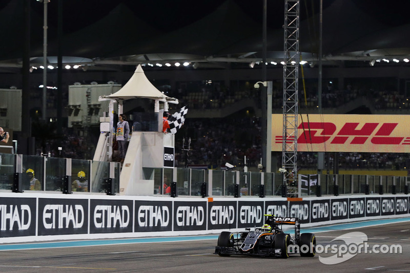 Sergio Pérez, Sahara Force India F1 VJM09 toma la bandera a cuadros al final de la carrera en cuarta