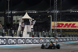 Sergio Pérez, Sahara Force India F1 VJM09 toma la bandera a cuadros al final de la carrera en cuarta