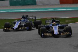 Pascal Wehrlein, Sauber C36 devant Marcus Ericsson, Sauber C36