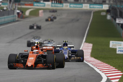 Стоффель Вандорн, McLaren MCL32, и Паскаль Верляйн, Sauber C36