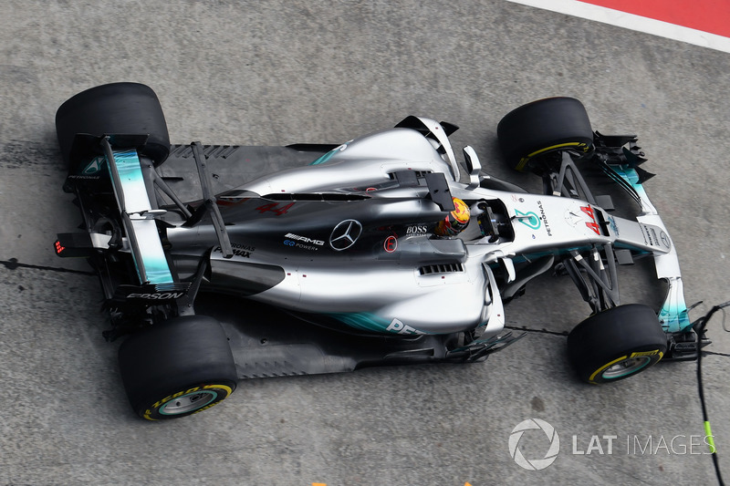 Lewis Hamilton, Mercedes-Benz F1 W08  pit stop