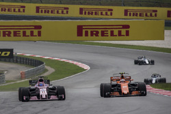 Sergio Perez, Sahara Force India VJM10 and Stoffel Vandoorne, McLaren MCL32 battle
