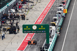Stoffel Vandoorne, McLaren MCL32, lascia la pit lane dopo una sosta al box