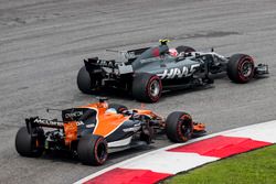 Кевин Магнуссен, Haas F1 Team VF-17, и Фернандо Алонсо, McLaren MCL32