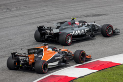 Кевин Магнуссен, Haas F1 Team VF-17, и Фернандо Алонсо, McLaren MCL32