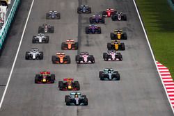 Lewis Hamilton, Mercedes AMG F1 W08, Max Verstappen, Red Bull Racing RB13, Daniel Ricciardo, Red Bul
