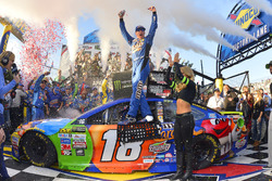 Race winner Kyle Busch, Joe Gibbs Racing Toyota