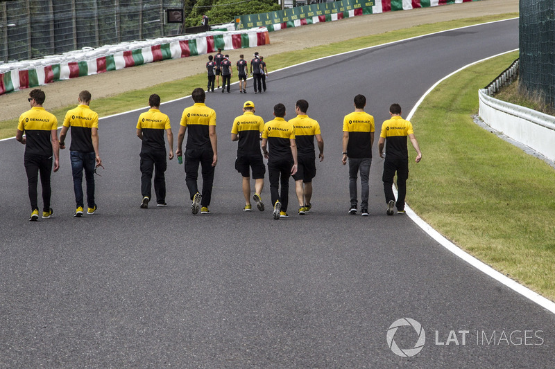 Jolyon Palmer, Renault Sport F1 Team walks the track