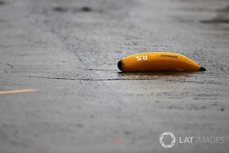 Şişirilmiş Renault Sport F1 Team muzu suda yüzüyor