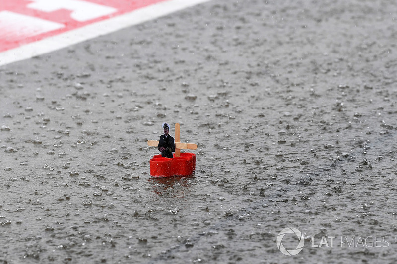 Barchette di carta in una pit lane allagata