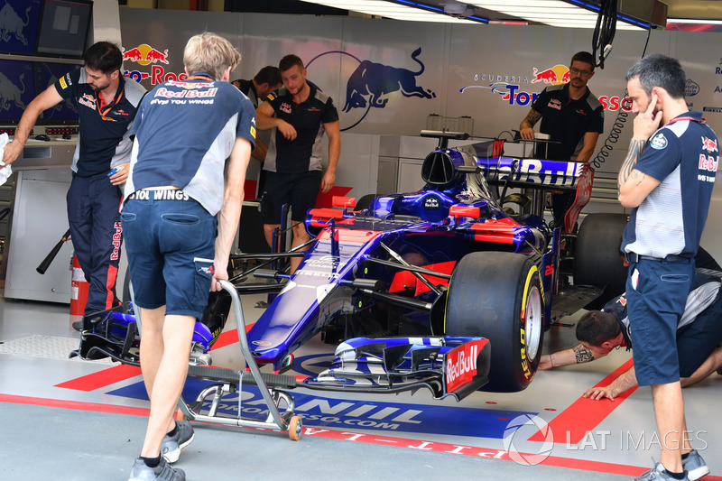 Scuderia Toro Rosso STR12 nel garage