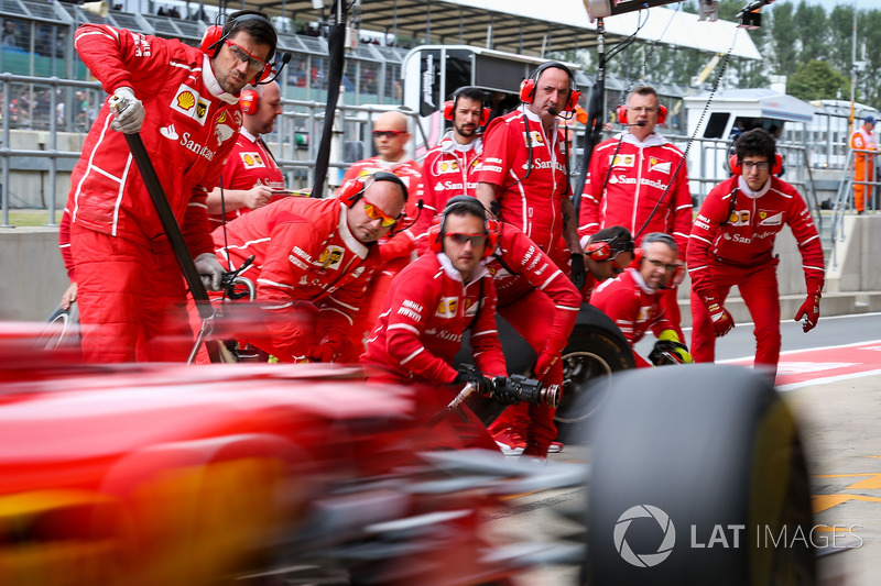I meccanici Ferrari e Sebastian Vettel, Ferrari SF70H effettuano un pitstop