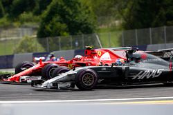 Romain Grosjean, Haas F1 Team VF-17, battles, Kimi Raikkonen, Ferrari SF70H